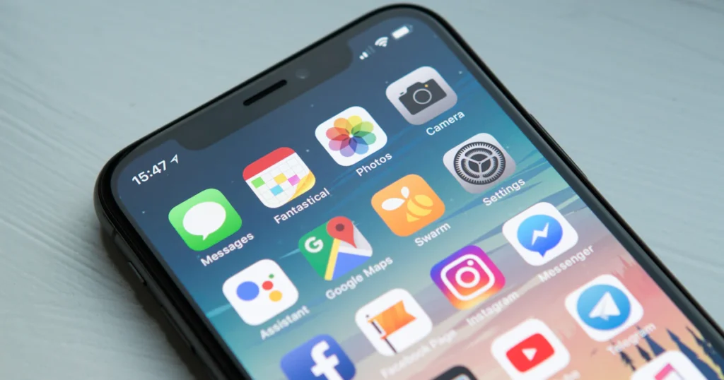 Pessoa recebendo aprovação de empréstimo online pelo celular